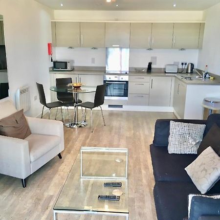New Central Woking 1 And 2 Bedroom Apartments With Free Gym, Close To Train Station Dış mekan fotoğraf