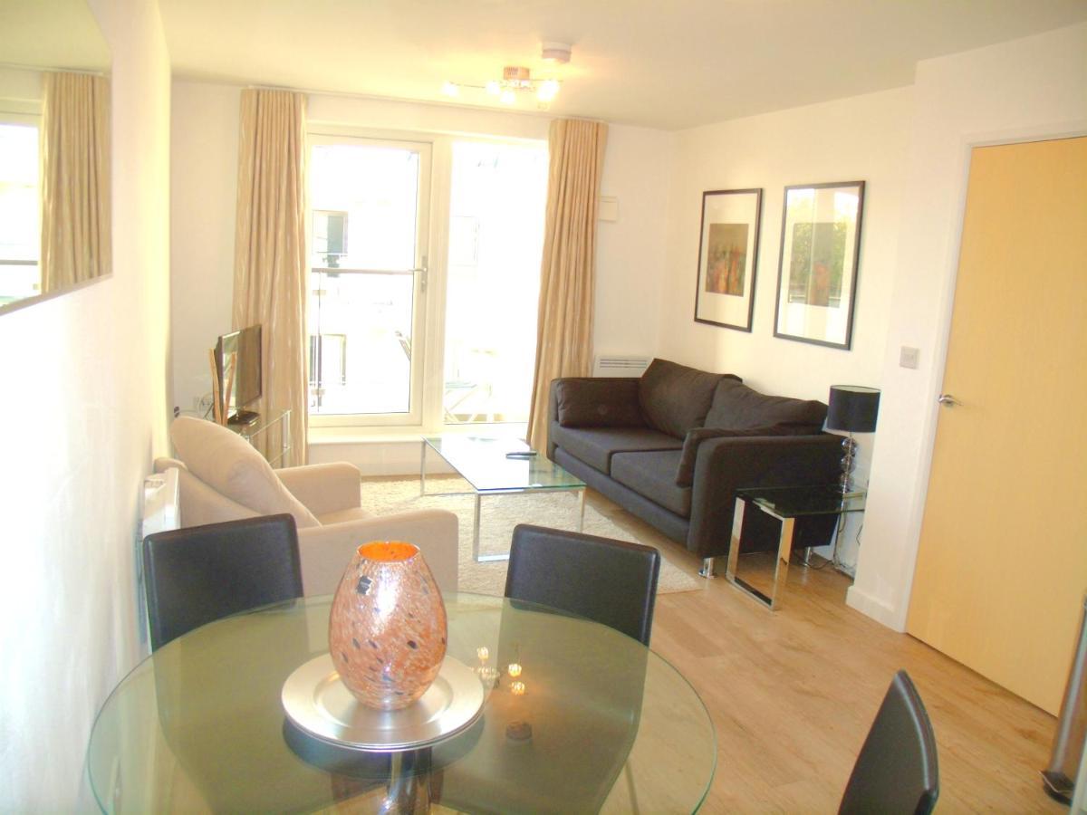 New Central Woking 1 And 2 Bedroom Apartments With Free Gym, Close To Train Station Dış mekan fotoğraf
