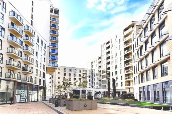New Central Woking 1 And 2 Bedroom Apartments With Free Gym, Close To Train Station Dış mekan fotoğraf